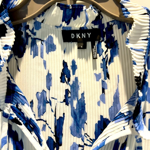 💙 Elegant & sexy unique pleated sleeveless top with a ruffled neck and tie NWOT - Picture 6 of 15